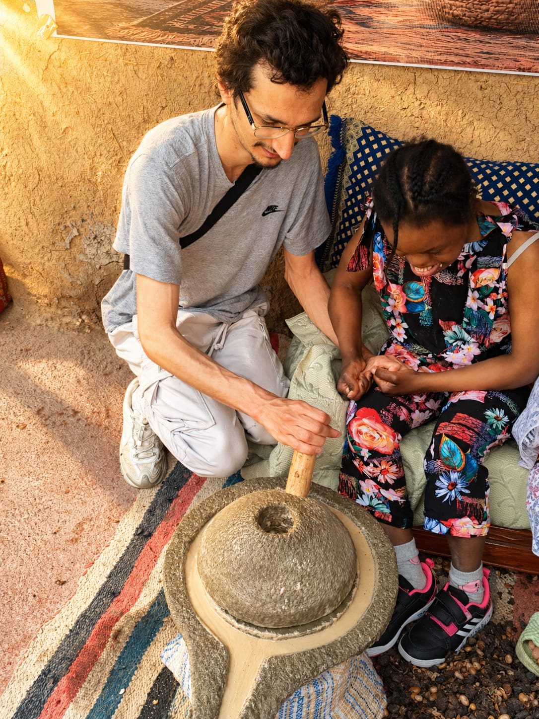 Un éducateur accompagne un enfant lors d'un atelier d'argan